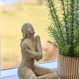 Figur - kvinde med arme over kors